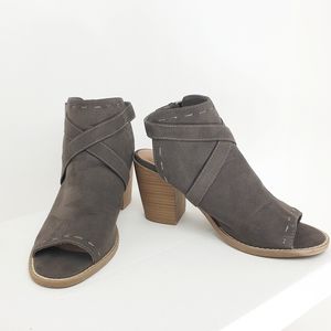 Dolcetta Brooke peep toe stacked chunky heel boots confort boho chic festival8.5